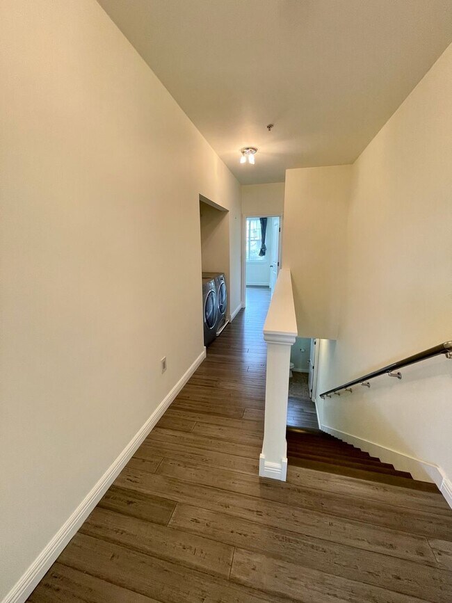 Building Photo - Issaquah Townhouse at Peregrine Point...