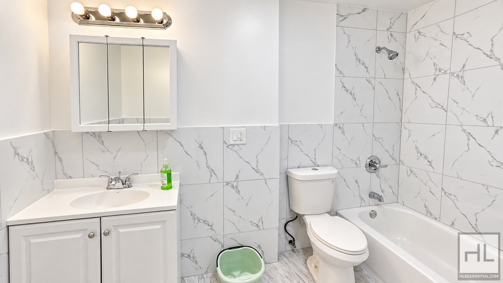 Building Photo - Spacious 2BR with Oversized Living Room in Astoria