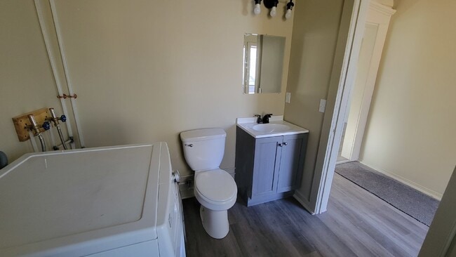 Building Photo - 3 bed 1.5 bath duplex Close to UWEC!