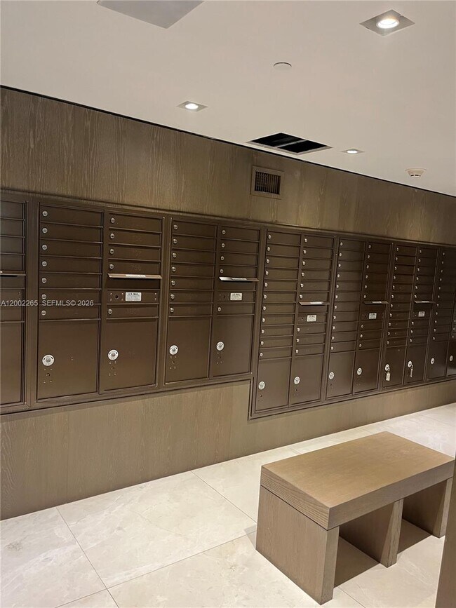 Building Photo - 650 NE 32nd St