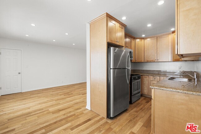 Building Photo - 923 N San Vicente Blvd