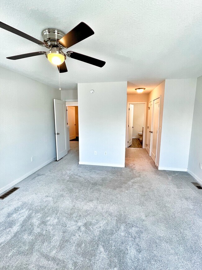 Building Photo - 327 NE Otter Dr