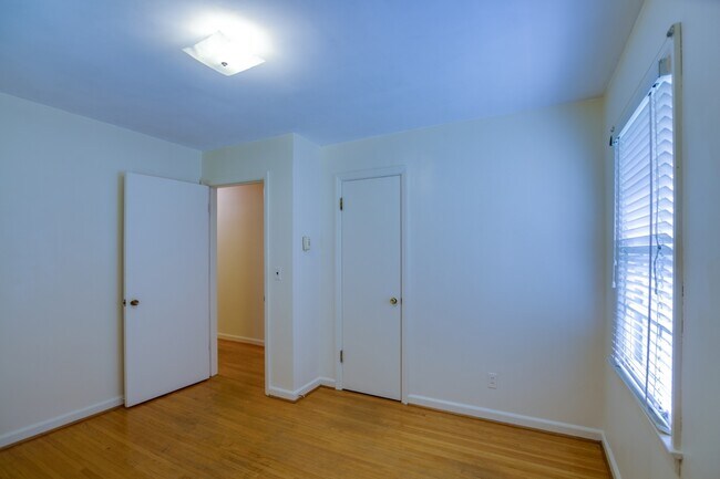 Building Photo - West Meade Single Family Home Close to Nashville West Shopping Center