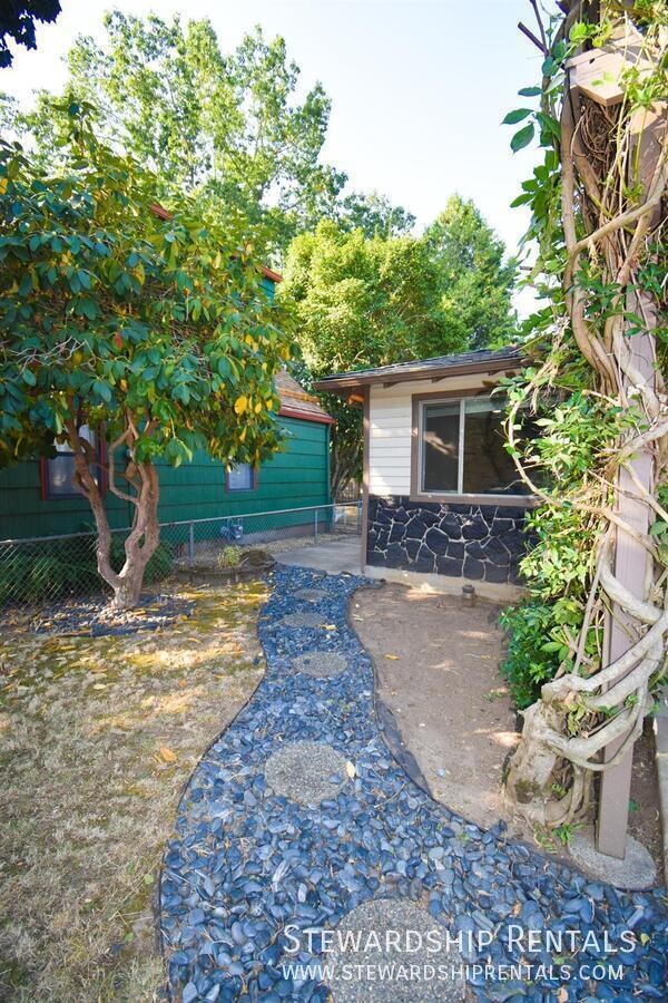 Building Photo - 5017 SE 45th Ave