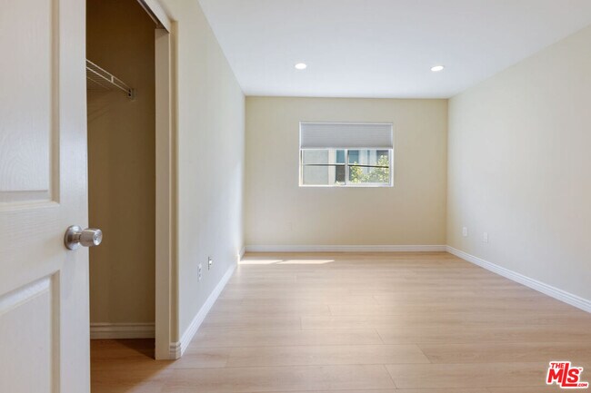Building Photo - 2020 Penmar Ave