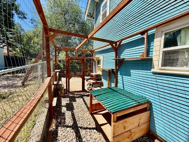 Building Photo - Charming 1925 Hillside Bungalow | Downtown Colorado Springs