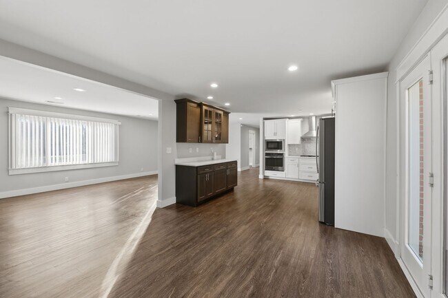 Building Photo - Large Ranch on Cul-de-sac