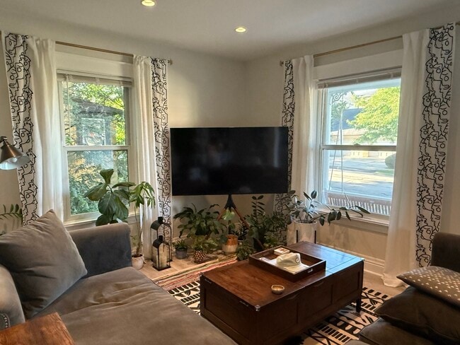 Building Photo - 212 Franklin St