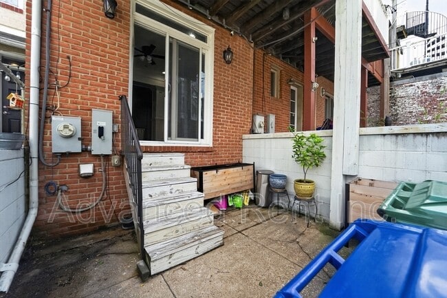 Building Photo - 528 S Curley St