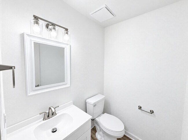 Building Photo - 5769 Dewsbury Ln
