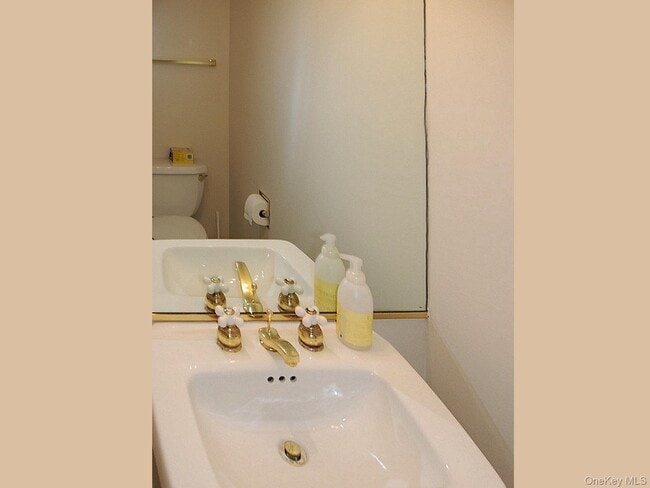 Building Photo - 1404 Pondcrest Ln