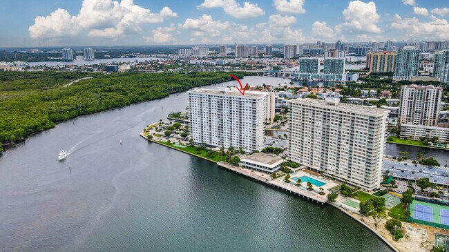 Building Photo - 500 Bayview Dr