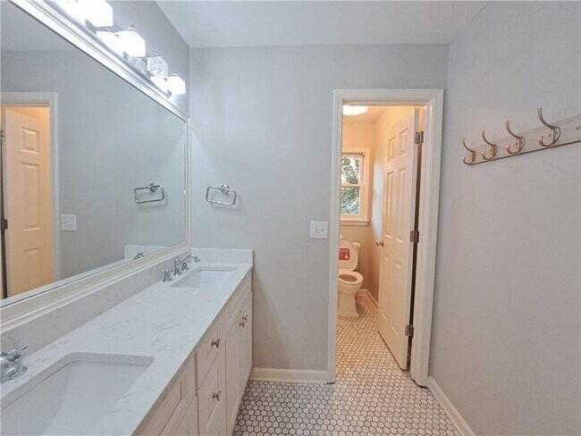 Building Photo - 2242 Lenox Walk NE