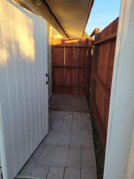 Building Photo - 9918 Mollyknoll Ave