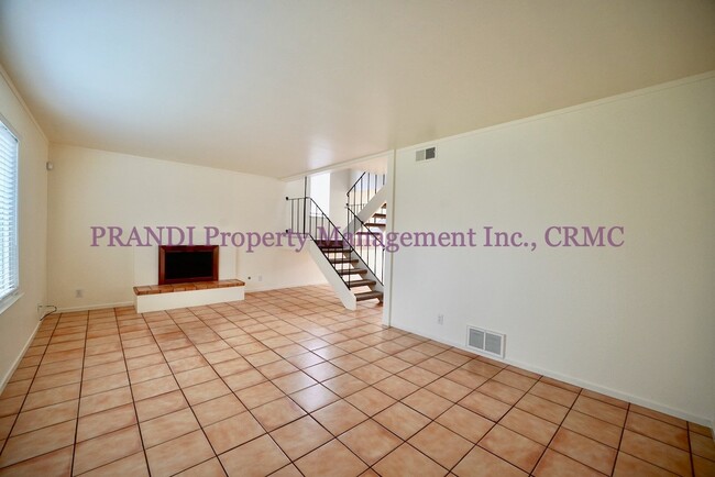 Building Photo - Corner Unit Townhome with Storage and A/C