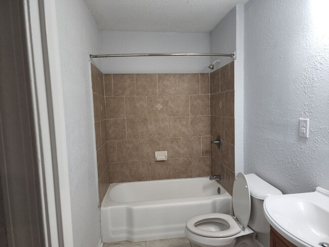 Building Photo - 2043 Maywood St