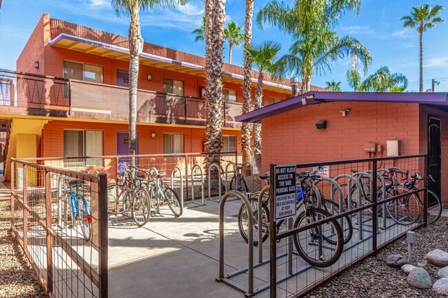 Building Photo - University/ Downtown- 1 bedroom first floor condo