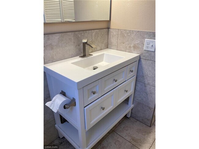 Building Photo - 28662 W Lake Dr