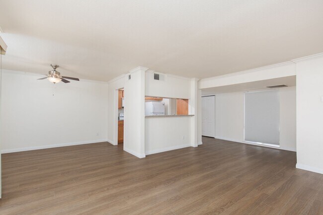 Building Photo - 1 bedroom unity in luxury guard gated community near the Strip