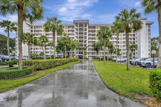 Building Photo - 3050 N Palm Aire Dr