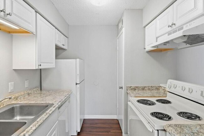 Building Photo - 932 7th Ave N