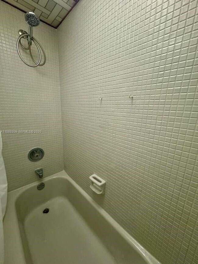 Building Photo - 3720 Inverrary Dr