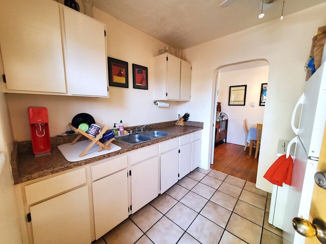 Building Photo - Super Cute, Fully Furnished! All Utilities Included (with WiFi)