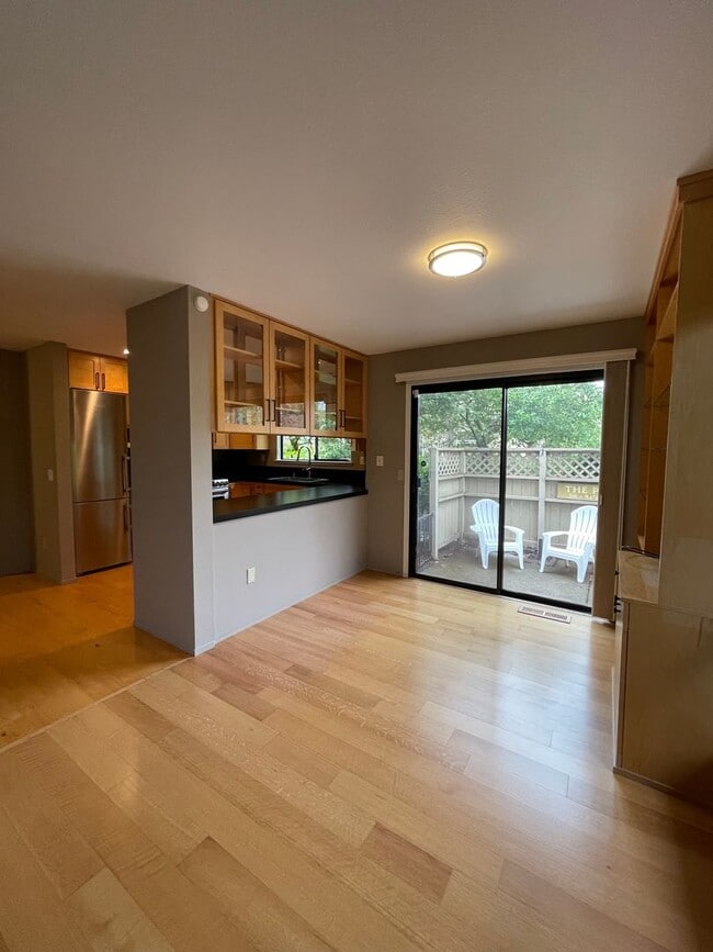 Building Photo - Beautiful End Unit Condo in Bennett Valley!