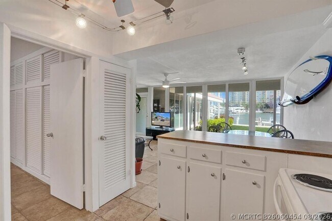 Building Photo - 2760 Yacht Club Blvd