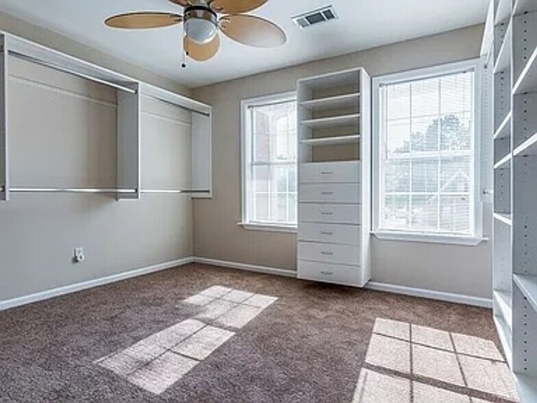 Building Photo - 4400 Chalice Dr