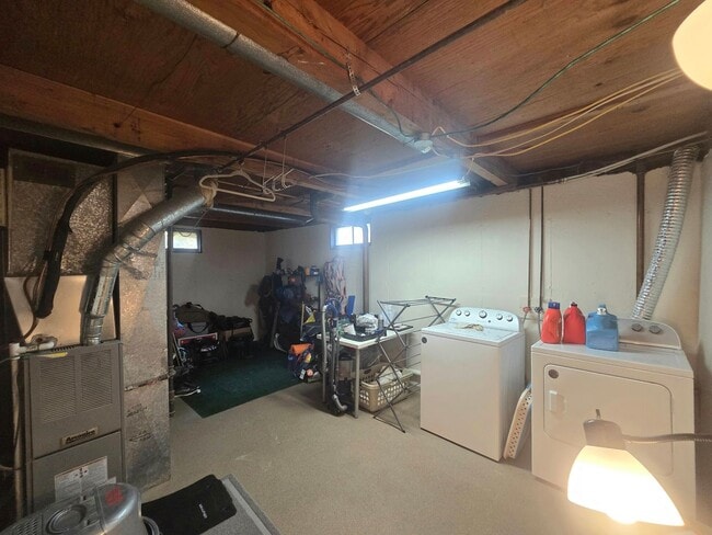 Building Photo - Spacious 4 Bedroom Home with Fenced Yard + Pet Friendly! NOT FURNISHED