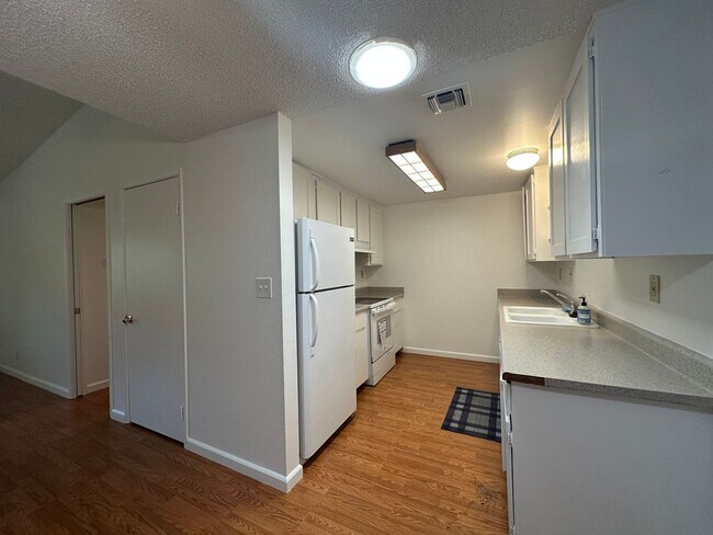 Building Photo - Two Bedroom in Great Location!