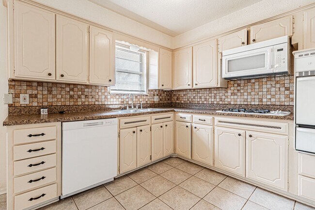 Building Photo - 3 Bed 1.5 Bath in Del City!