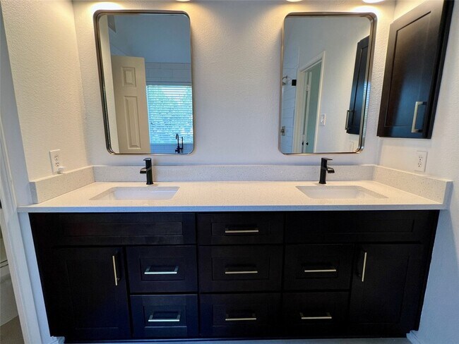 Building Photo - 9705 Hickory St