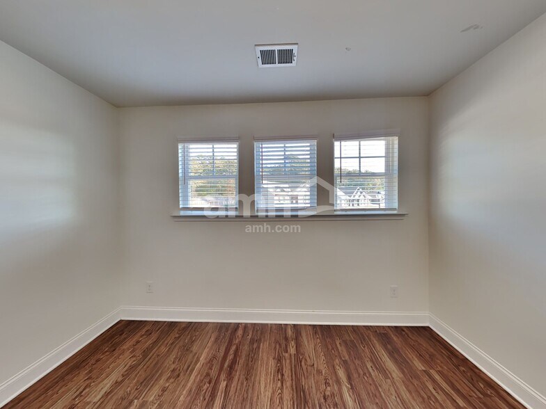 Building Photo - 1920 Brook Enclave Trail