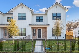 Building Photo - 212 Tee Dr