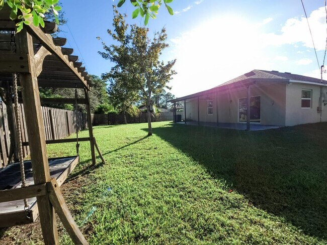 Building Photo - 185 SW Exmore Ave