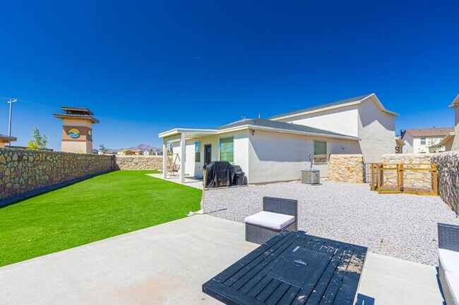 Building Photo - Beautiful home offers access to resort-style amenities
