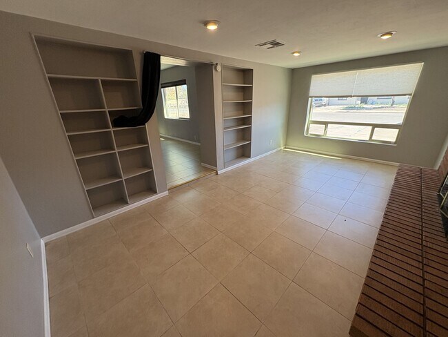 Building Photo - Central Tucson, close to University of Arizona and more!!!