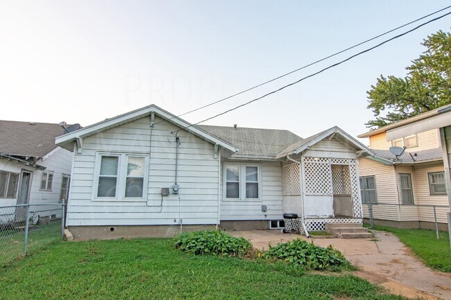 Building Photo - 2 Bedroom 1 Bath