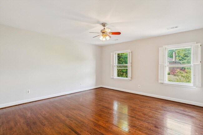 Building Photo - Magnificent 5 Bedroom, 4.5 Bathroom Bethes...