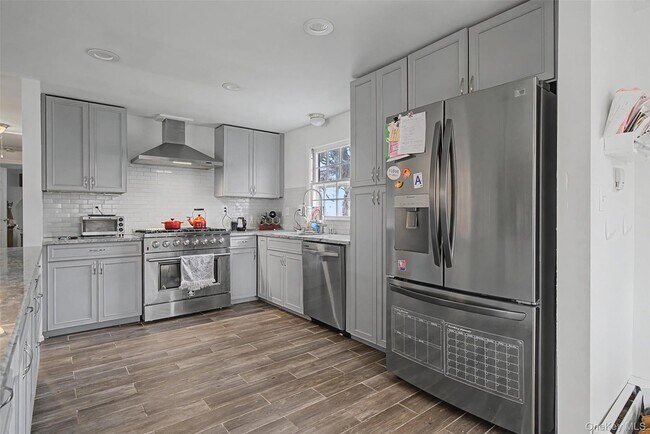 Building Photo - 10 Cedar Ln