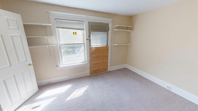 Building Photo - 822 Dewey Ave