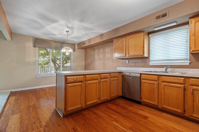 Building Photo - 135 Hampton Ave