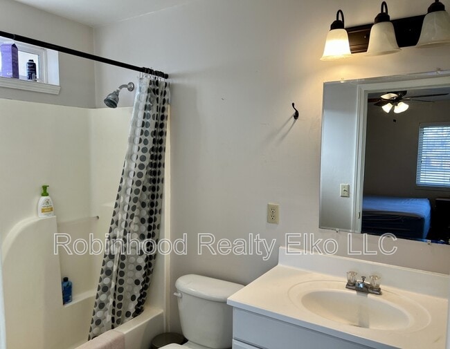 Building Photo - 385 Fir St