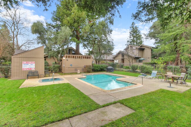 Building Photo - 2220 Boyer Dr