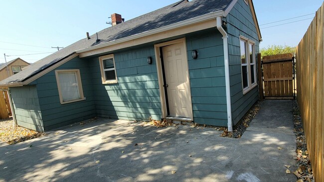 Building Photo - Adorable 3 Bedroom Home off of Diamond Lak...