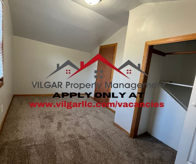 Building Photo - Step into comfort and style in this beauti...