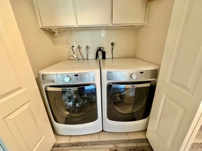 Building Photo - 3 Bedroom Townhome near USD!! Parking + La...