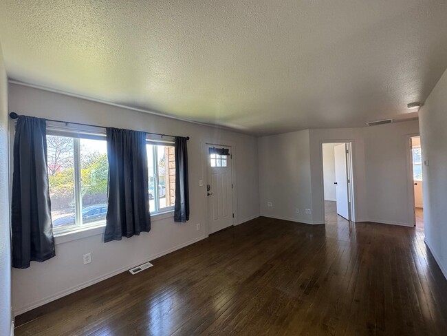 Building Photo - 3 Bedroom In East Tacoma!